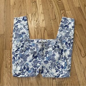 Vineyard Vines Women’s size 2 blue and white floral printed skinny jeans